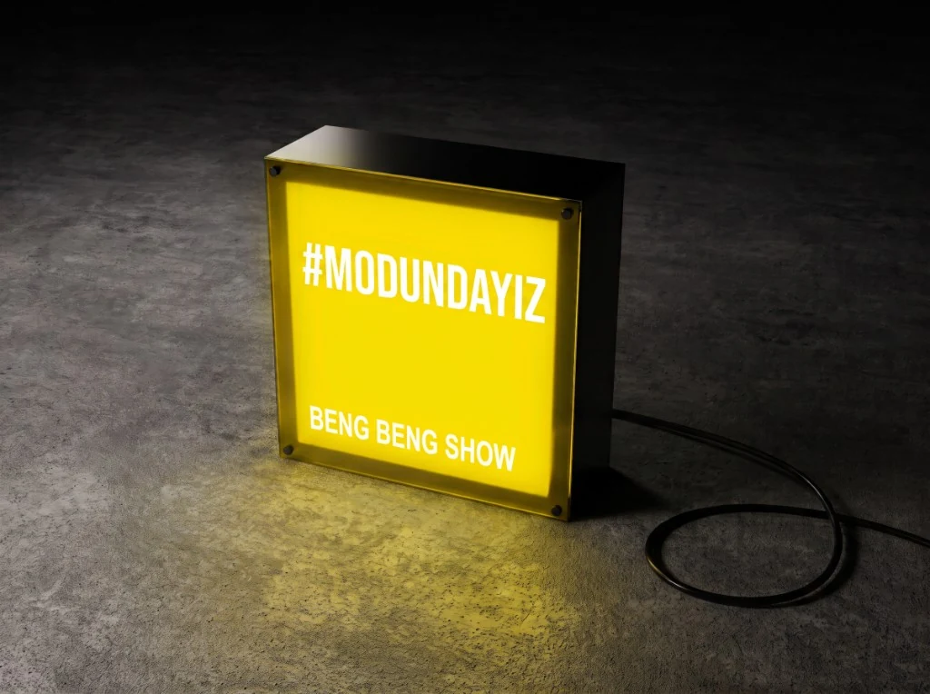 Yerde duran ışıklı kutu tabela: #MODUNDAYIZ ve BENG BENG SHOW.