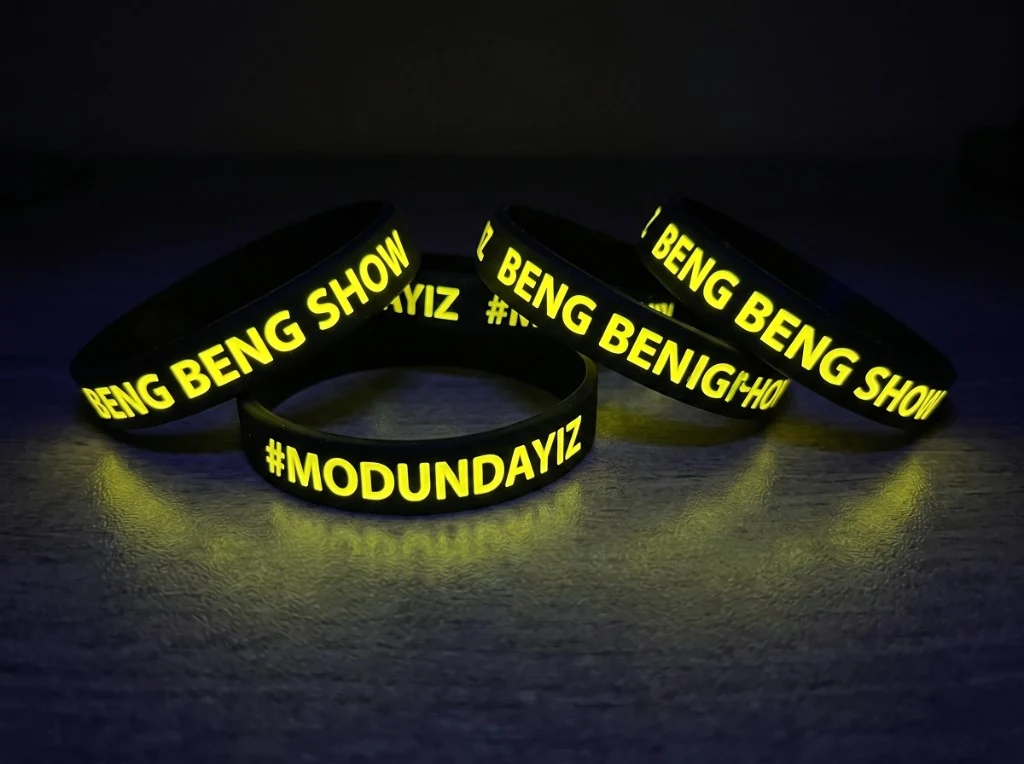 Karanlıkta parlayan siyah UV bileklikler: BENG BENG SHOW ve #MODUNDAYIZ.